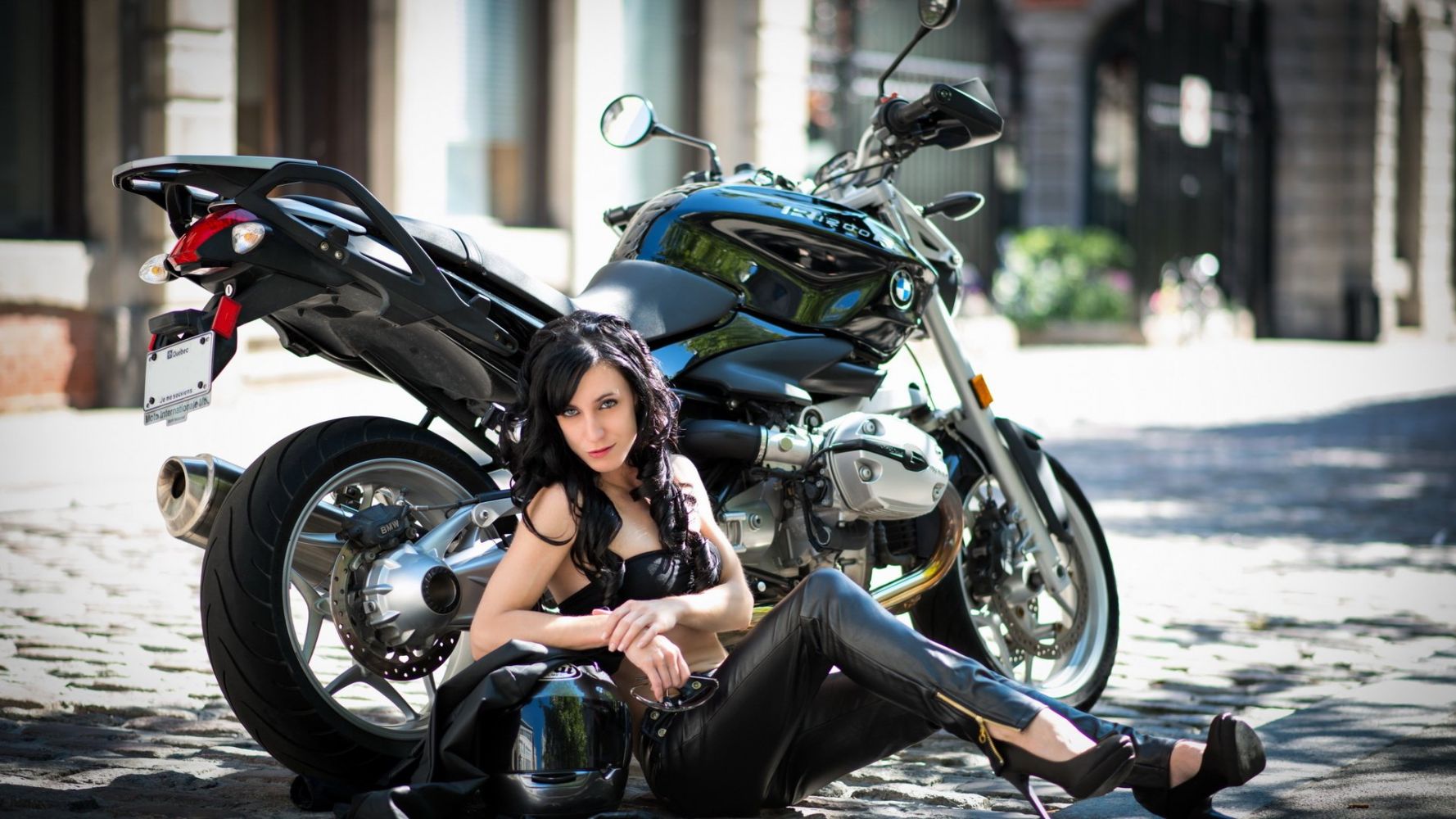 Fresh photos, fresh mood — European women on bikes online in San Francisco