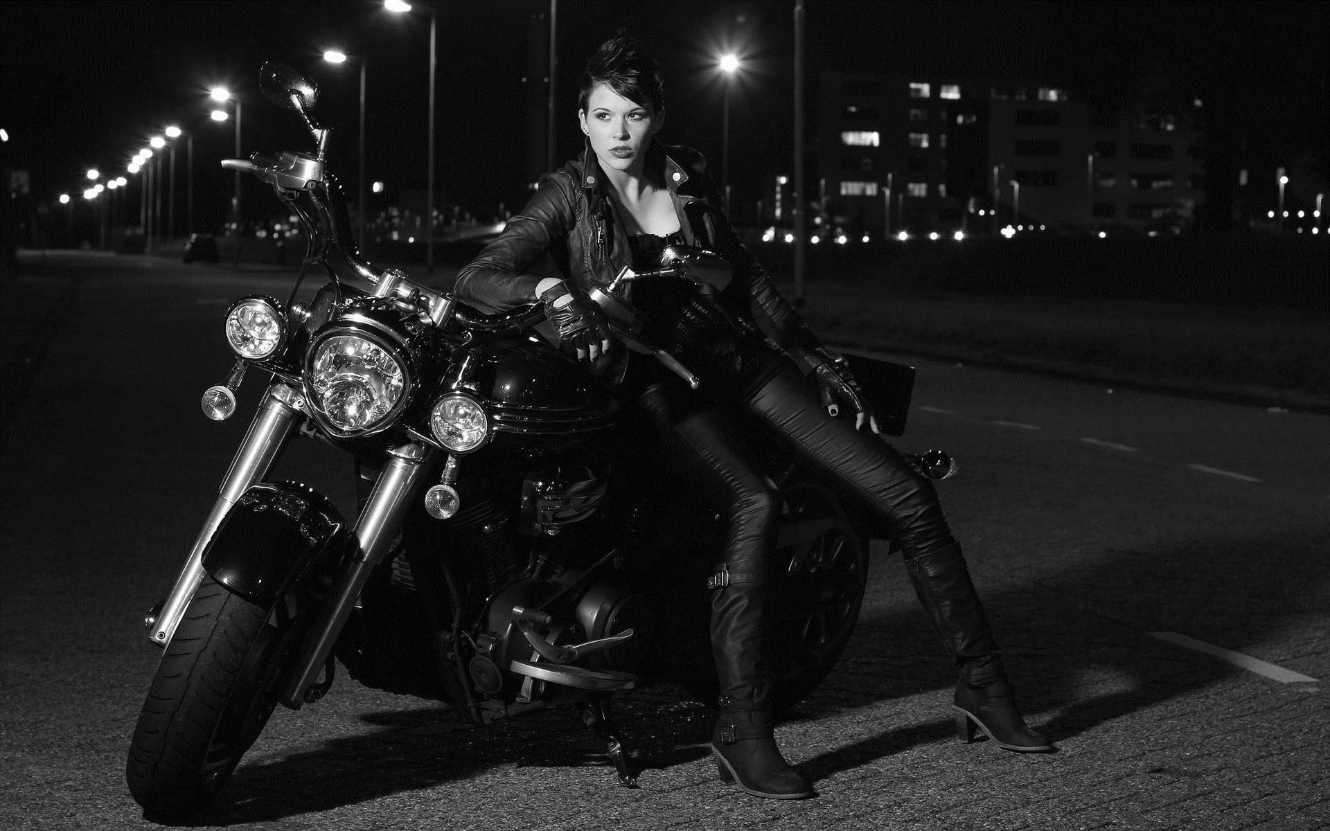 Photo Beautiful girls and motorcycles in San Francisco