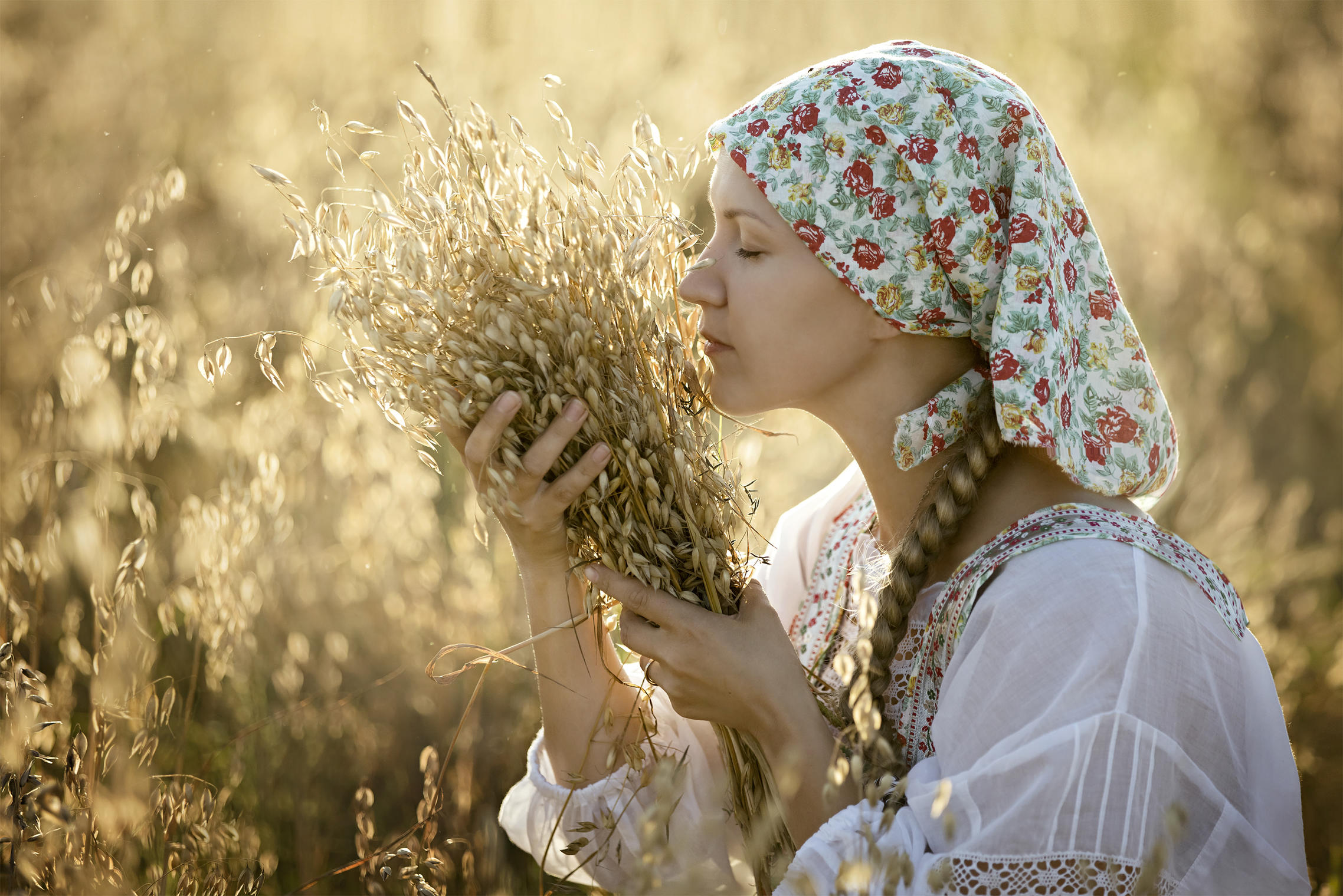 Photo Women in Slavic costumes in San Francisco