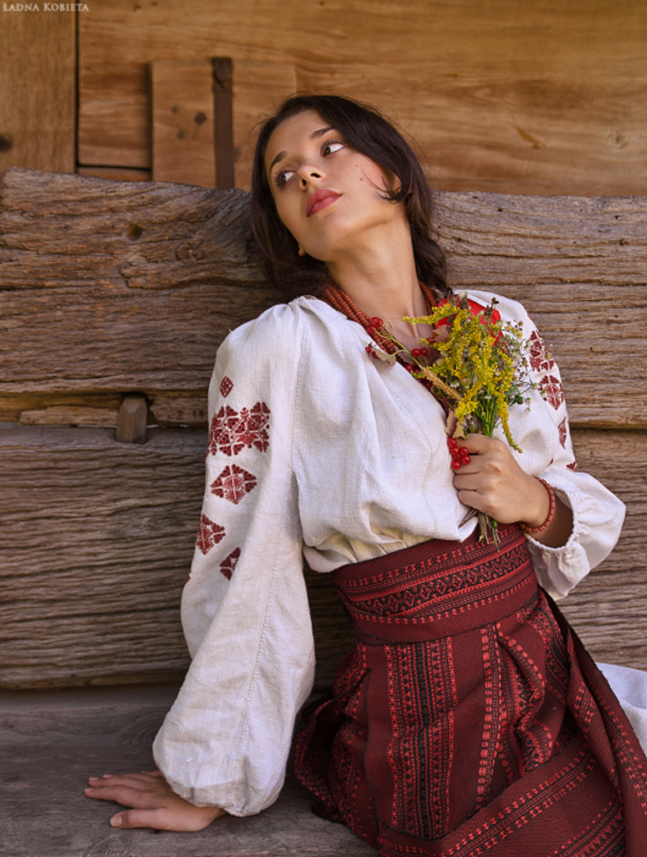 Girls in Slavic costumes in San Francisco