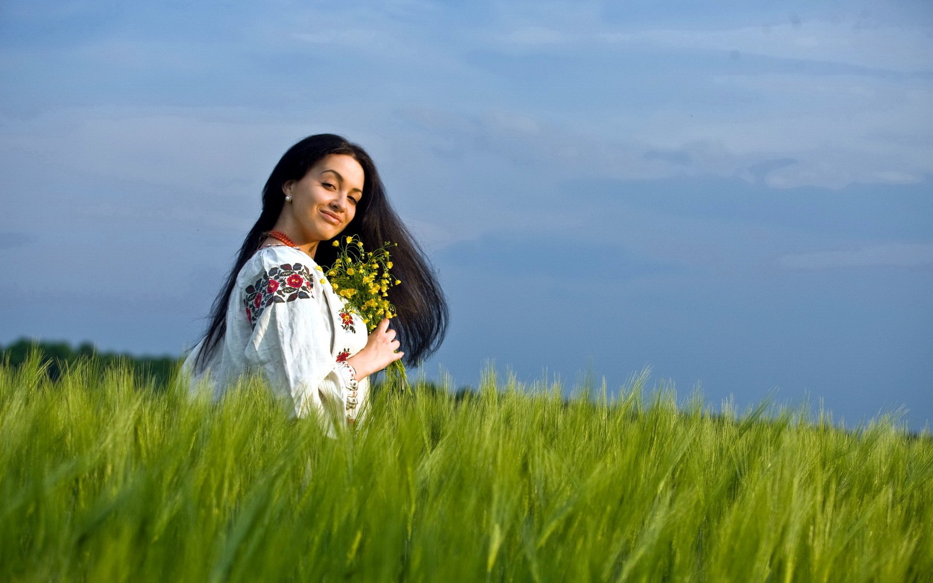 Girls in Slavic costumes in San Francisco